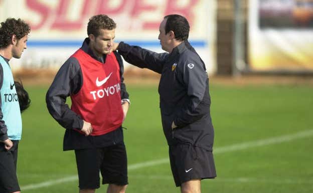 Rafa Benítez conversa con Rubén Baraja en un entrenamiento del Valencia.  Las Provincias
