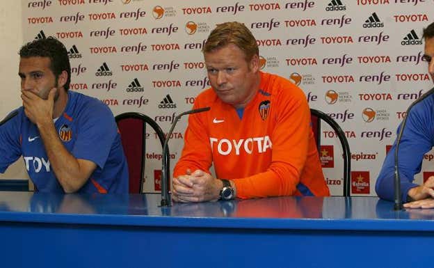 Baraja y Marchena, flanqueando a Ronald Koeman, entonces entrenador del Valencia.  EFE