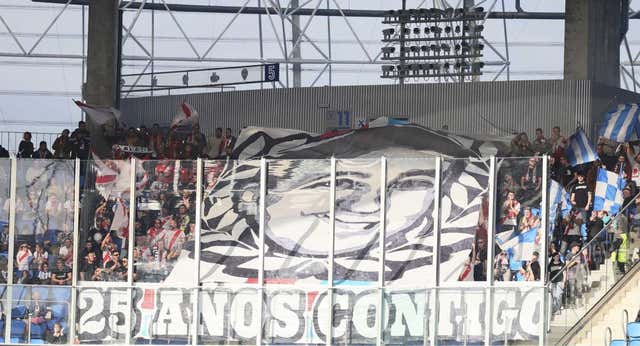 El Reale Arena se rinde al homenaje de la afición del Rayo a Aitor Zabaleta: ovación y aplausos durante más de dos minutos