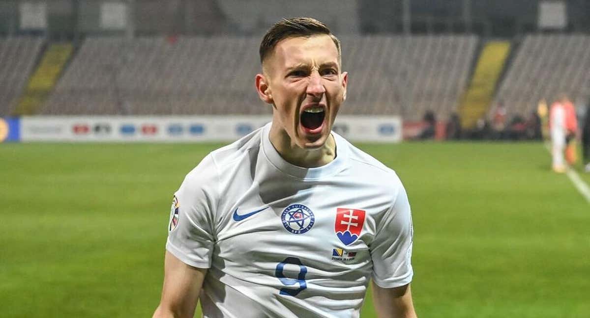 Robert Bozenik celebrando un gol con Eslovaquia.