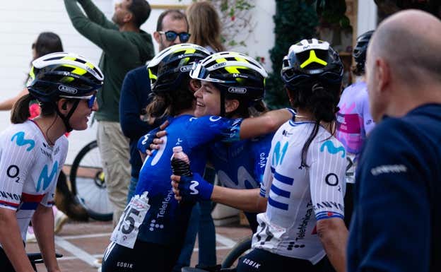 Olivia Baril recibe los parabienes de sus compañeras de Movistar Team tras su victoria en Almería.  RELEVO / FRAN REYES