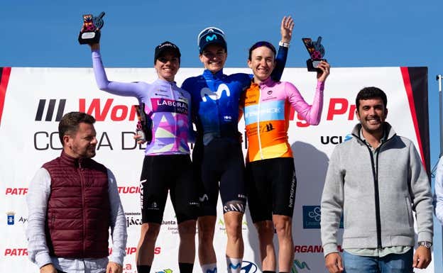 El podio final de la Women Cycling Pro Costa de Almería con Santesteban, Baril y Perekitko.  RELEVO / FRAN REYES