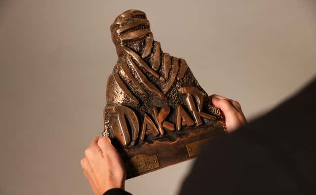 El trofeo de ganadora del Dakar de Cristina Gutiérrez. RELEVO/ÁLEX CORRAL