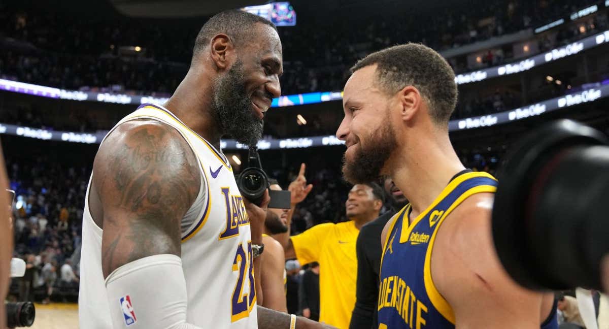 LeBron James y Stephen Curry se saludan tras su épico duelo./USA Today Sports