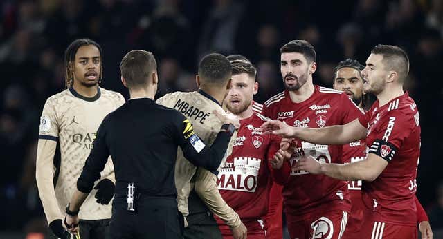 El PSG desperdicia un 2-0 y acaba fuera de sí