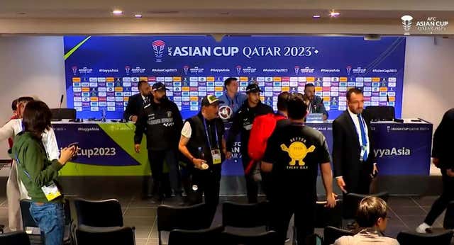 Periodistas de Irak intentan agredir a Jesús Casas tras caer en la Copa de Asia: «¿Cómo se te ocurre hacer eso?»