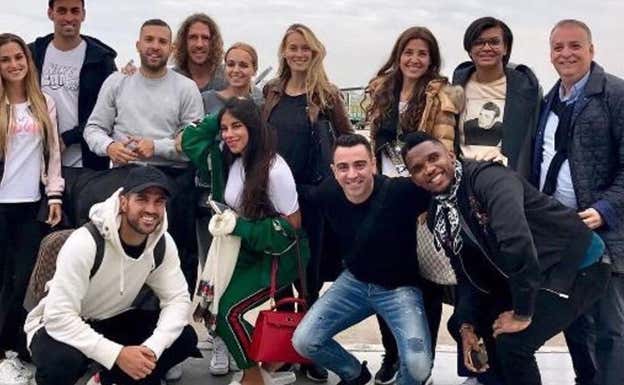Echevarría junto a varios futbolistas del Barça y sus mujeres.