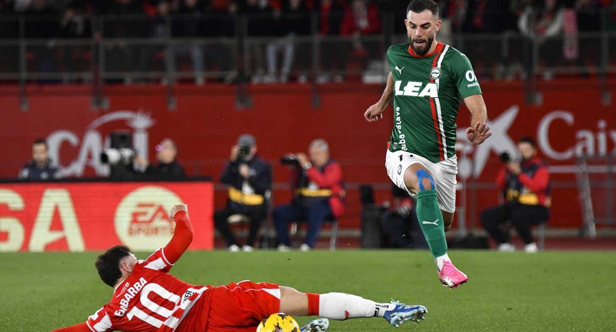 El alavesista Luis Rioja, en el partido ante el Almería./EFE