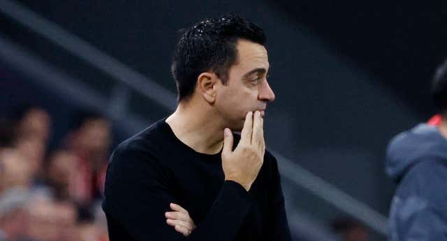 Xavi se quema entre periodistas y palmeros