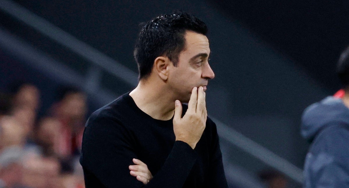 Xavi Hernández, pensativo, en el último partido del Barcelona en San Mamés.