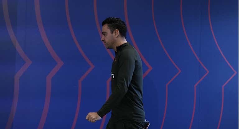 Xavi entrando a la sala de prensa.
