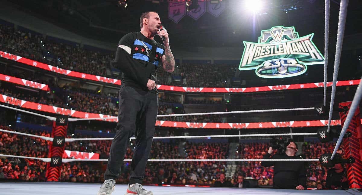 CM Punk habla al público en WWE RAW./WWE