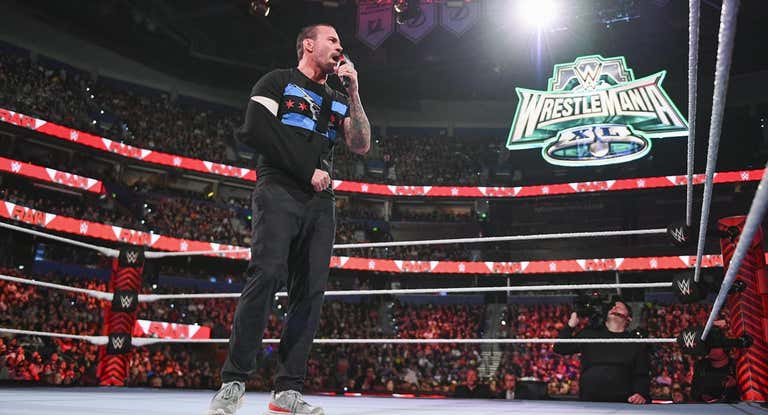 CM Punk habla al público en WWE RAW.