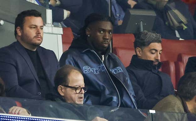 Kean, en el palco del Metropolitano durante el Atlético-Valencia.  EFE