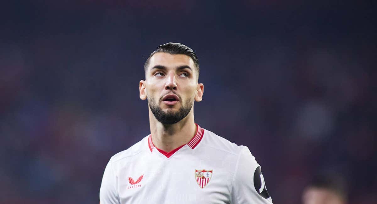 Rafa Mir mira a la grada durante el partido ante Osasuna.