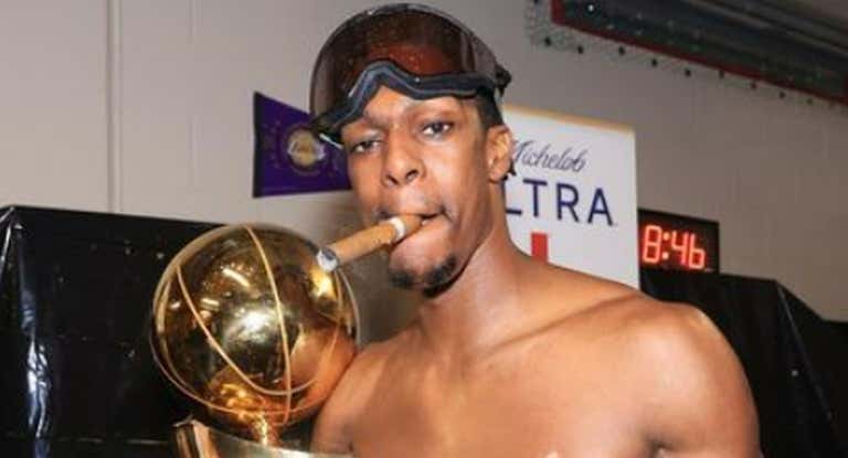 Rajon Rondo con el anillo conquistado con los Lakers en 2020.
