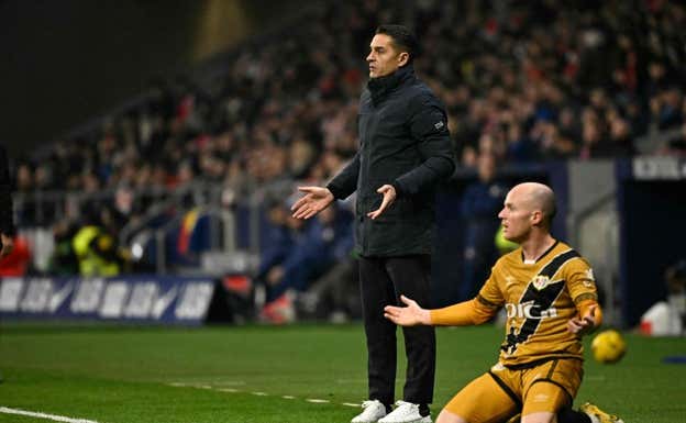 Francisco e Isi se quejan durante el partido.  AFP