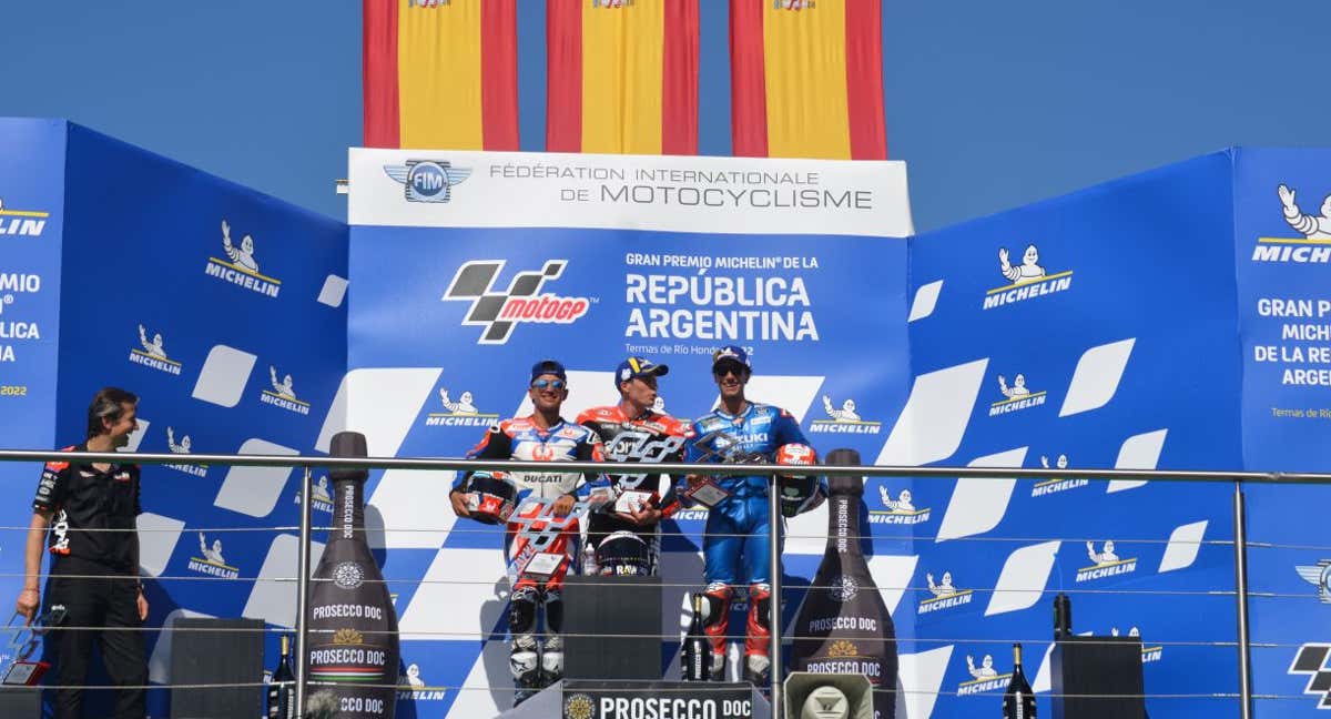 Jorge Martín, Aleix Espargaró y Alex Rin en el podio del Gran Premio de Argentina en 2022./Efe