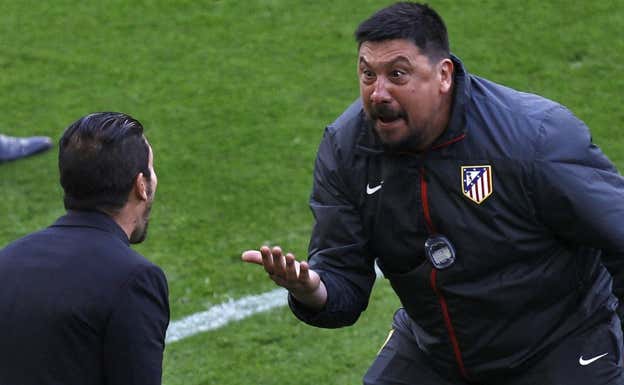 Burgos y Simeone celebran un tanto del Atlético de Madrid. ABC