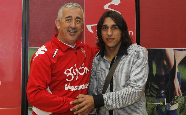 Damián Suárez, con Manolo Preciado durante su presentación en Mareo.