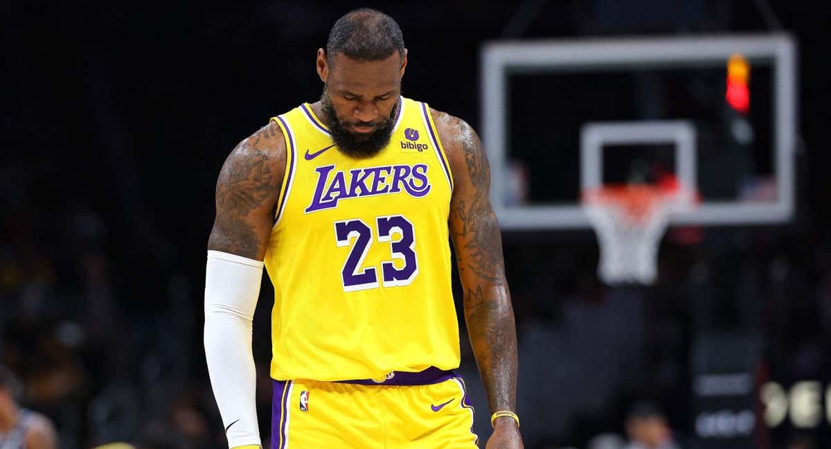 LeBron James cabizbajo tras caer ante los Atlanta Hawks.