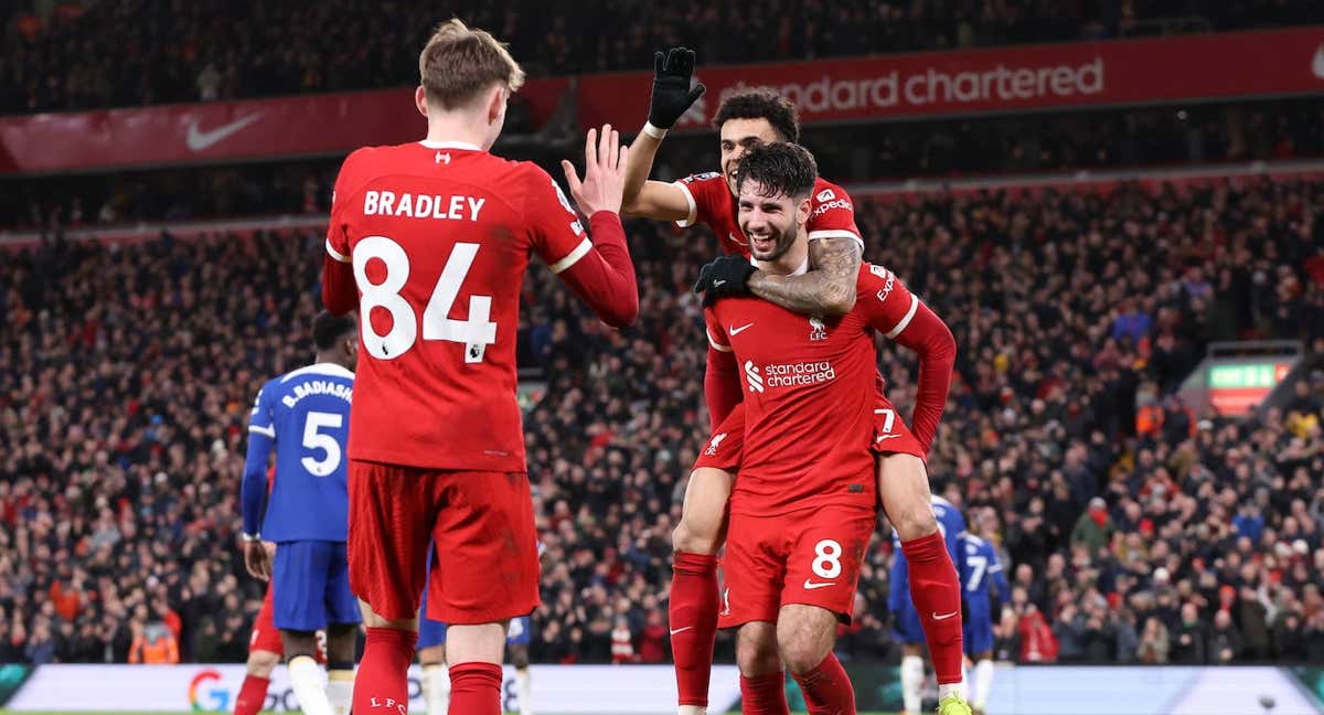 Los futbolistas del Liverpool celebran el gol de Szoboszlai./EFE