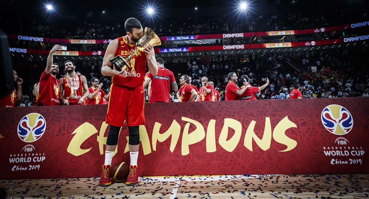 Marc Gasol besa el trofeo de campeón del Mundial 2019