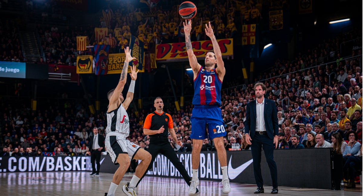 Nico Laprovittola lanza uno de sus triples en el partido frente a la Virtus Bologna