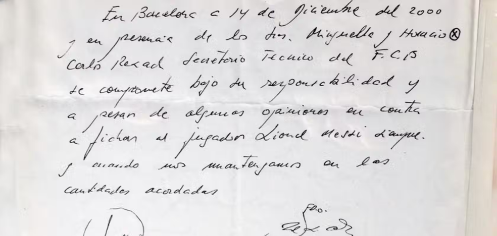 La servilleta de Messi firmada por Rexach, Minguella y Gaggioli.  EFE