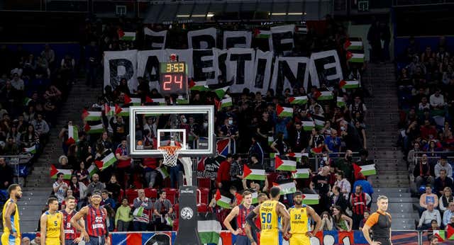 El Buesa Arena clama ante el Maccabi: ‘Israel, genocida; y Palestina libre’