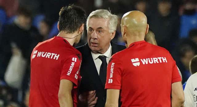 Ancelotti se las tuvo otra vez con De Burgos Bengoetxea: ‘Le he dicho que era penalti y no era amarilla, o sea, al revés’