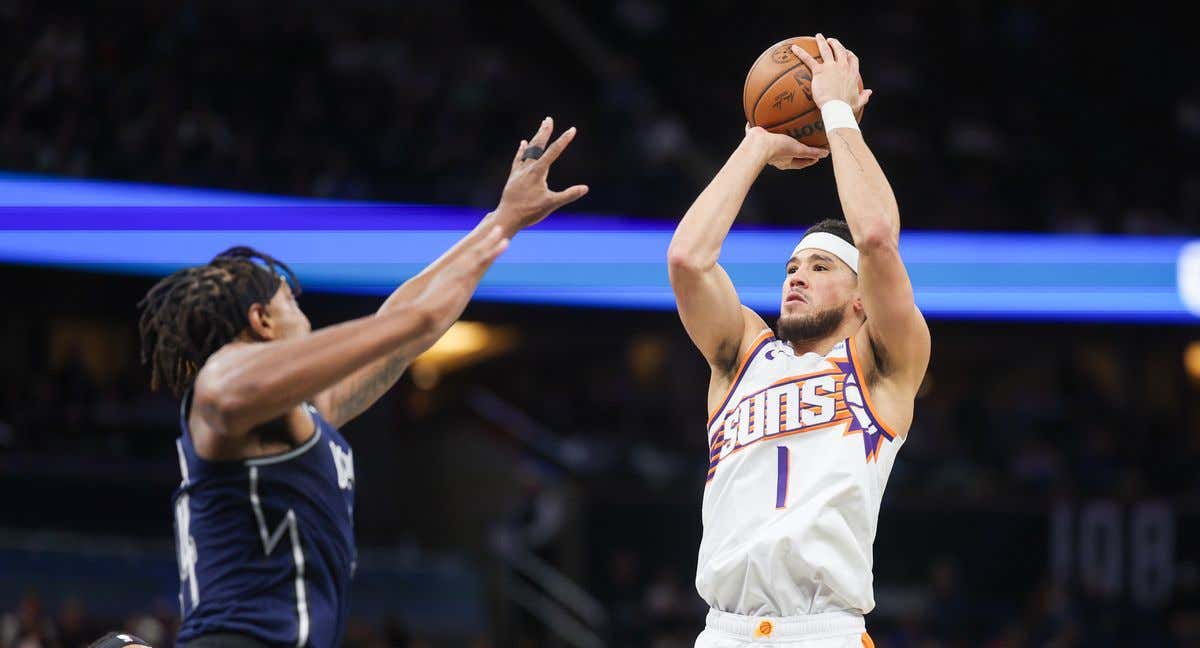 Devin Booker lanza a canasta en el partido ante Orlando Magic