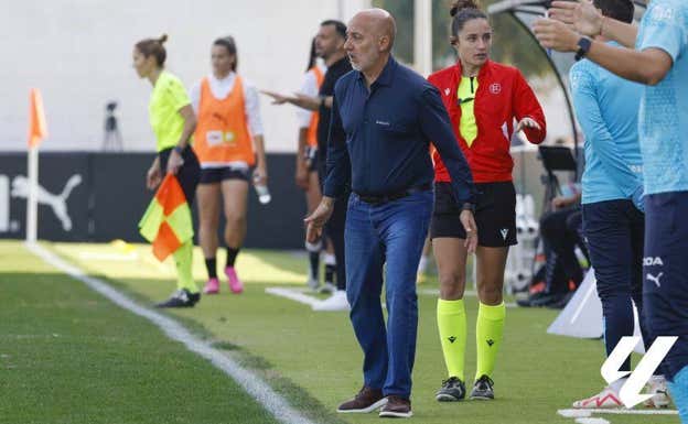 Jesús Oliva, durante el partido entre el Valencia y el Costa Adeje Tenerife.  LALIGA