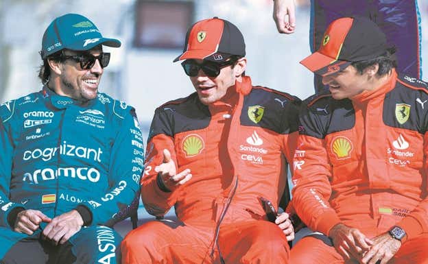 Alonso se ríe junto a Leclerc y Carlos Sainz.  eata Zawrzel/ZUMA Press