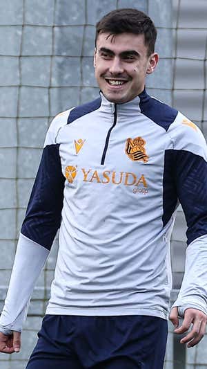 Ander Barrenetxea muestra una gran sonrisa en el entrenamiento de ayer en Zubieta.  Real Sociedad