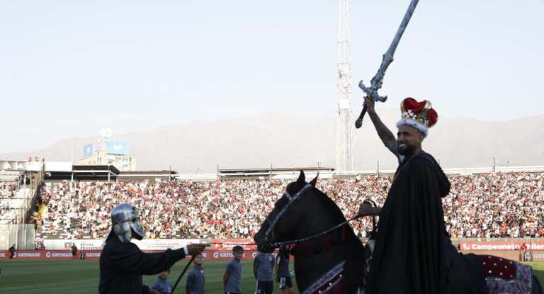 Arturo Vidal, a caballo y con la espada, en el estadio de Colo Colo.