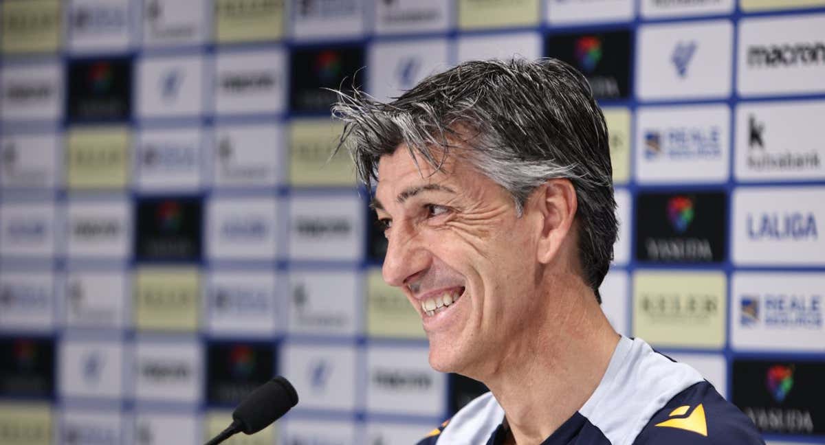 Imanol Alguacil no pierde a sonrisa pese a que la Real esta cogido con alfileres. /Real Sociedad