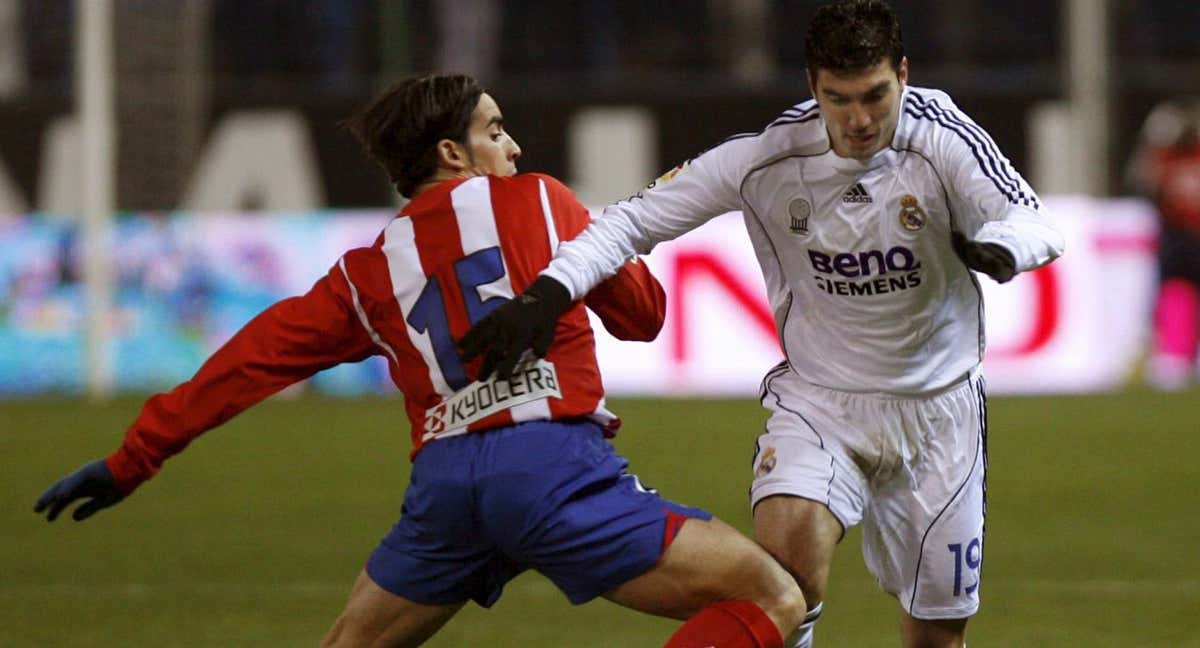 Jurado disputa un balón con Reyes durante un derbi no oficial. /EPA