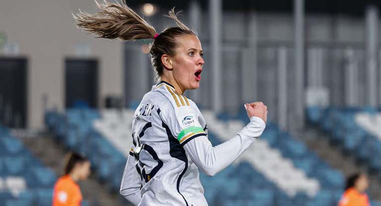Caroline Moller, delantera del Real Madrid, celebra su gol ante el Valencia en el Alfredo Di Sréfano.