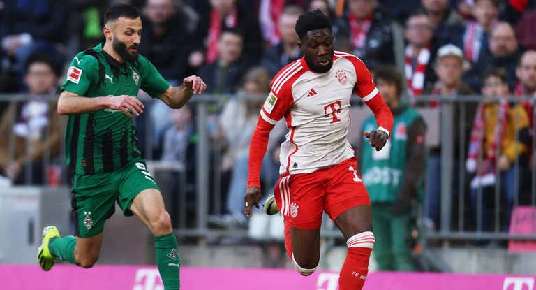 Alphonso Davies, durante el partido ante el Gladbach.
