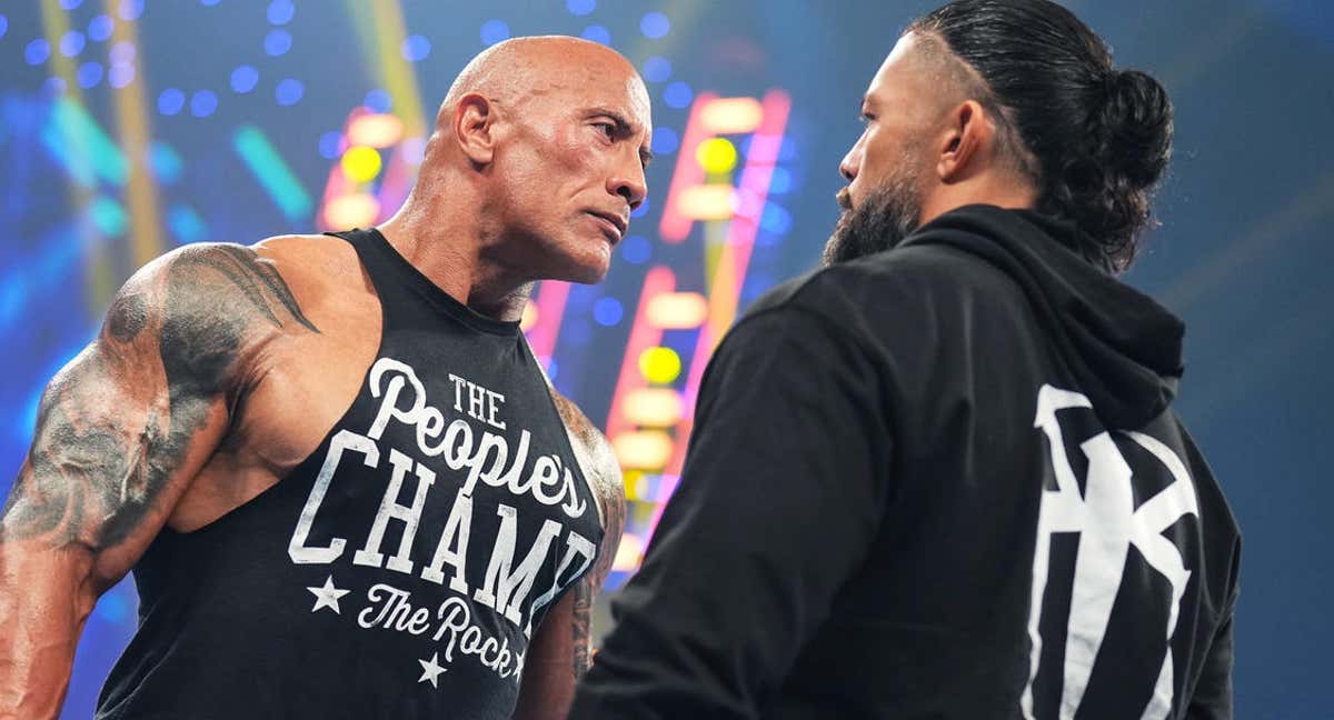 The Rock se encara con Roman Reigns./WWE