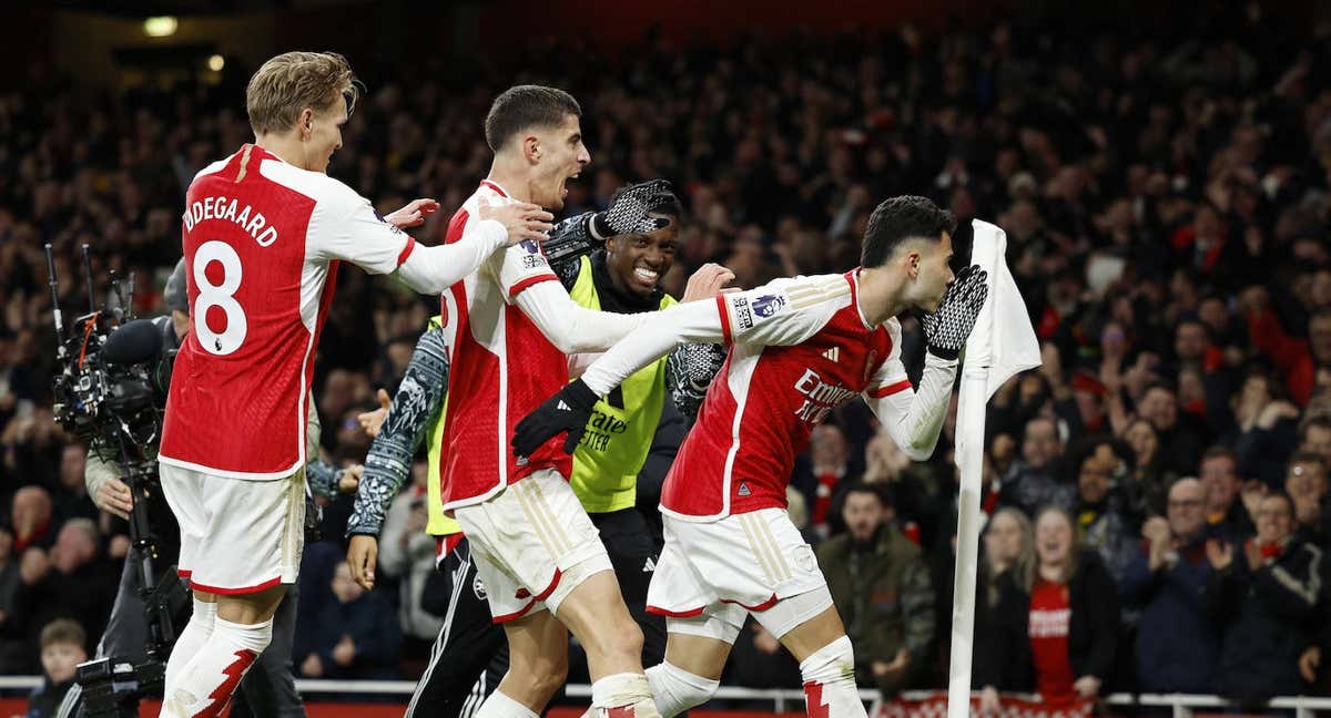 El Arsenal celebra el gol de Martinelli contra el Liverpool./REUTERS