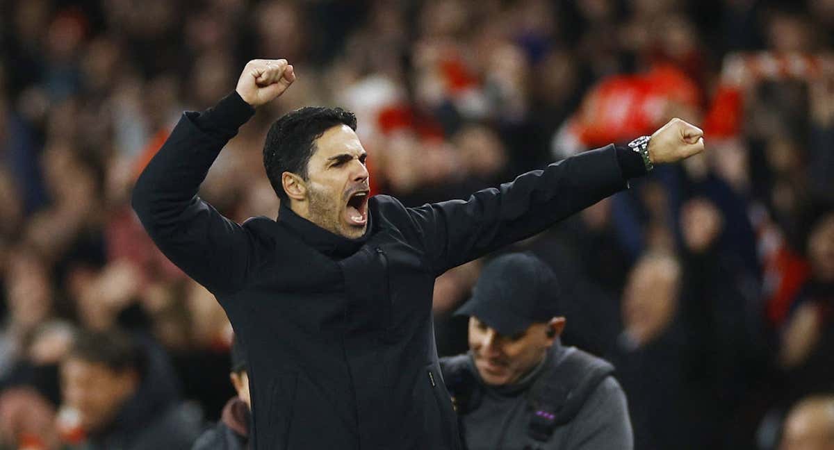 Mikel Arteta celebra uno de los goles en la victoria contra el Liverpool./REUTERS