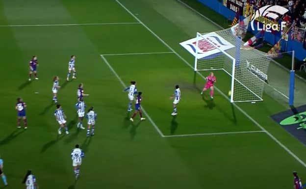 Gol fantasma de Dragoni, jugadora del Barça, ante el Sporting de Huelva.