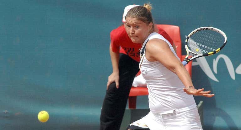 Dinara Safina golpea la bola en el Open de Andalucía en 2011.