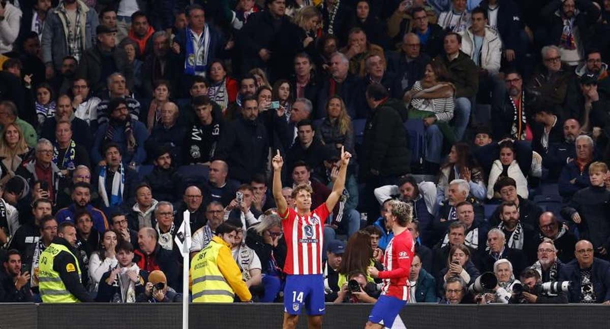 Marcos Llorente levanta los brazos tras empatar en el descuento el derbi en el Bernabéu. /EP