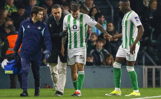 Aitor Ruibal, ayudado por el médico tras lesionarse ante el Granada. EFE