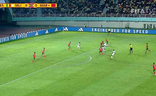 Diarra busca un pase de apoyo en la frontal e inicia el desmarque en vertical hacia el interior del área.  WYSCOUT