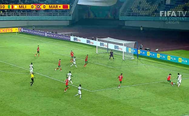 Ante la salida de otro rival, Diarra logra superarle yendo hacia su pierna menos buena cambiando de ritmo.  WYSCOUT