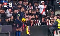 El enfado de Lucas Ocampos después de que un aficionado le tocara el culo con el dedo: «Si ocurre en el fútbol femenino ya sabemos lo que pasa»